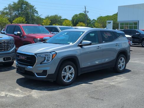 Used 2024 GMC Terrain SLE AWD/4WD image 2