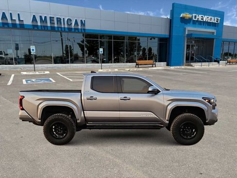 Used 2025 Toyota Tacoma SR5 AWD/4WD image 9