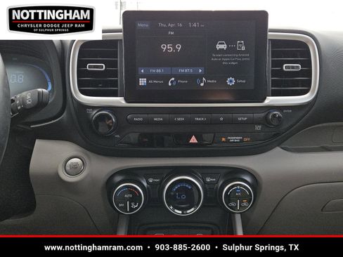 Used 2025 Hyundai Venue SEL image 11