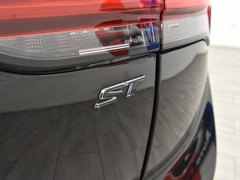 Used 2022 Buick Envision Essence w/ Technology Package II image 32