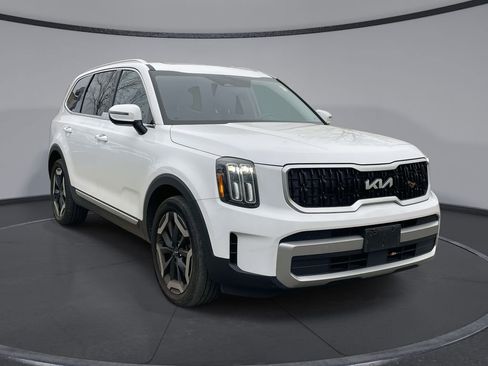 Used 2023 Kia Telluride EX w/ EX Captain's Chair Package image 4