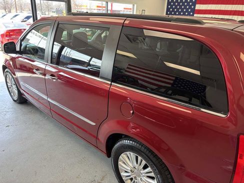 Used 2011 Chrysler Town & Country Touring-L w/ Driver Convenience Group image 12