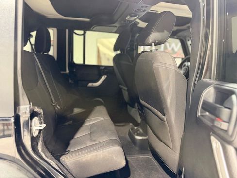Used 2016 Jeep Wrangler Unlimited Rubicon w/ Connectivity Group AWD/4WD image 13