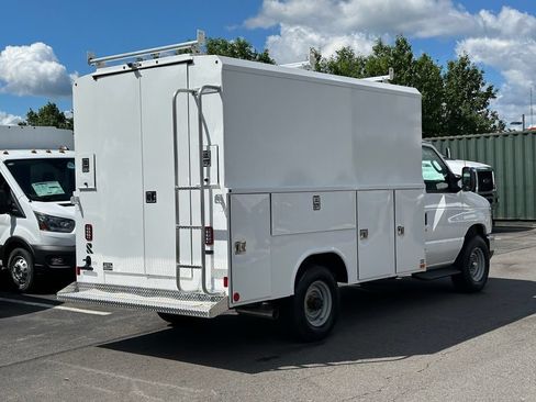 New 2027 Ford E-350 and Econoline 350 Super Duty w/ Interior Upgrade Package RWD image 32