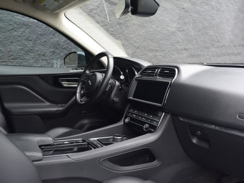Used 2020 Jaguar F-PACE Premium image 24