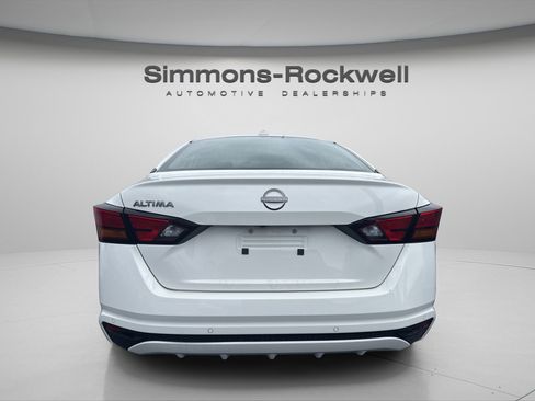 Used 2025 Nissan Altima 2.5 SV FWD image 4