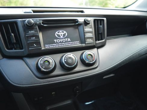 Used 2018 Toyota RAV4 LE FWD image 21