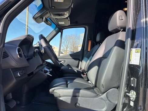 Used 2025 Mercedes-Benz Sprinter 2500 image 9
