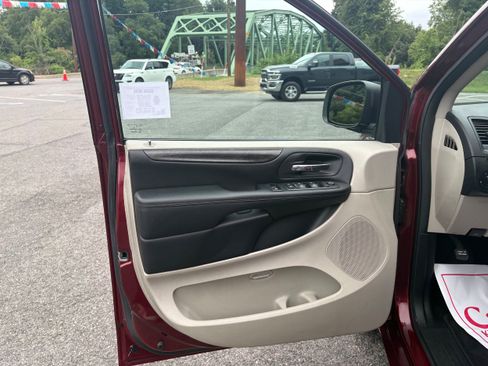 Used 2019 Dodge Grand Caravan SE FWD image 15