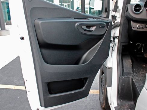 Used 2025 Mercedes-Benz Sprinter 2500 image 8