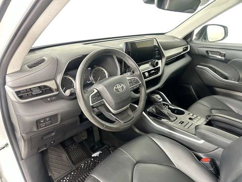 Used 2023 Toyota Highlander XLE AWD/4WD image 20