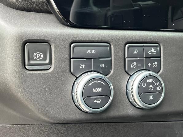 Used 2023 GMC Sierra 1500 SLT w/ SLT Convenience Package AWD/4WD image 9