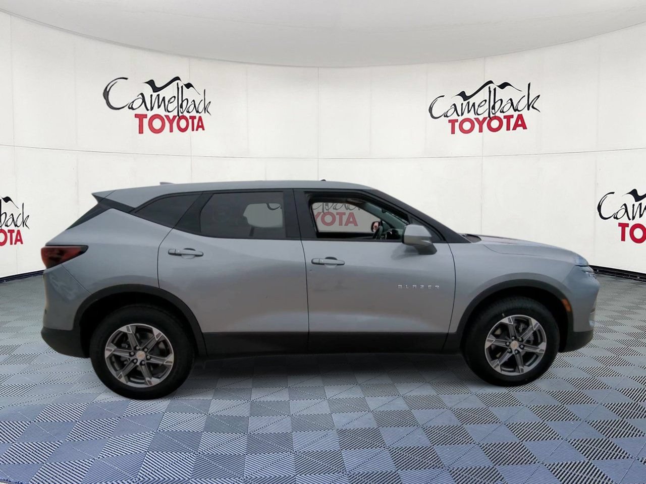Used 2025 Chevrolet Blazer LT FWD image 9