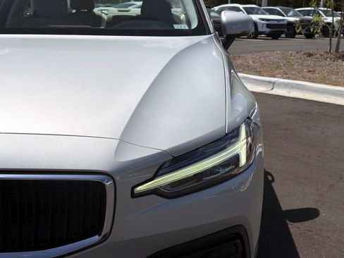 Used 2020 Volvo S60 T5 Momentum image 9