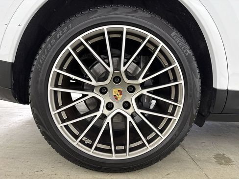 Certified 2023 Porsche Cayenne Platinum Edition AWD/4WD image 16