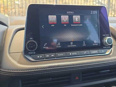Used 2024 Nissan Rogue S FWD image 13