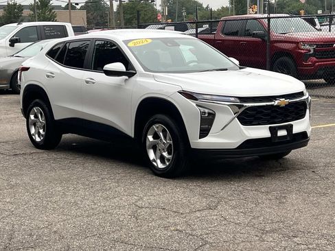 Used 2024 Chevrolet Trax LS w/ LS Convenience Package FWD image 7