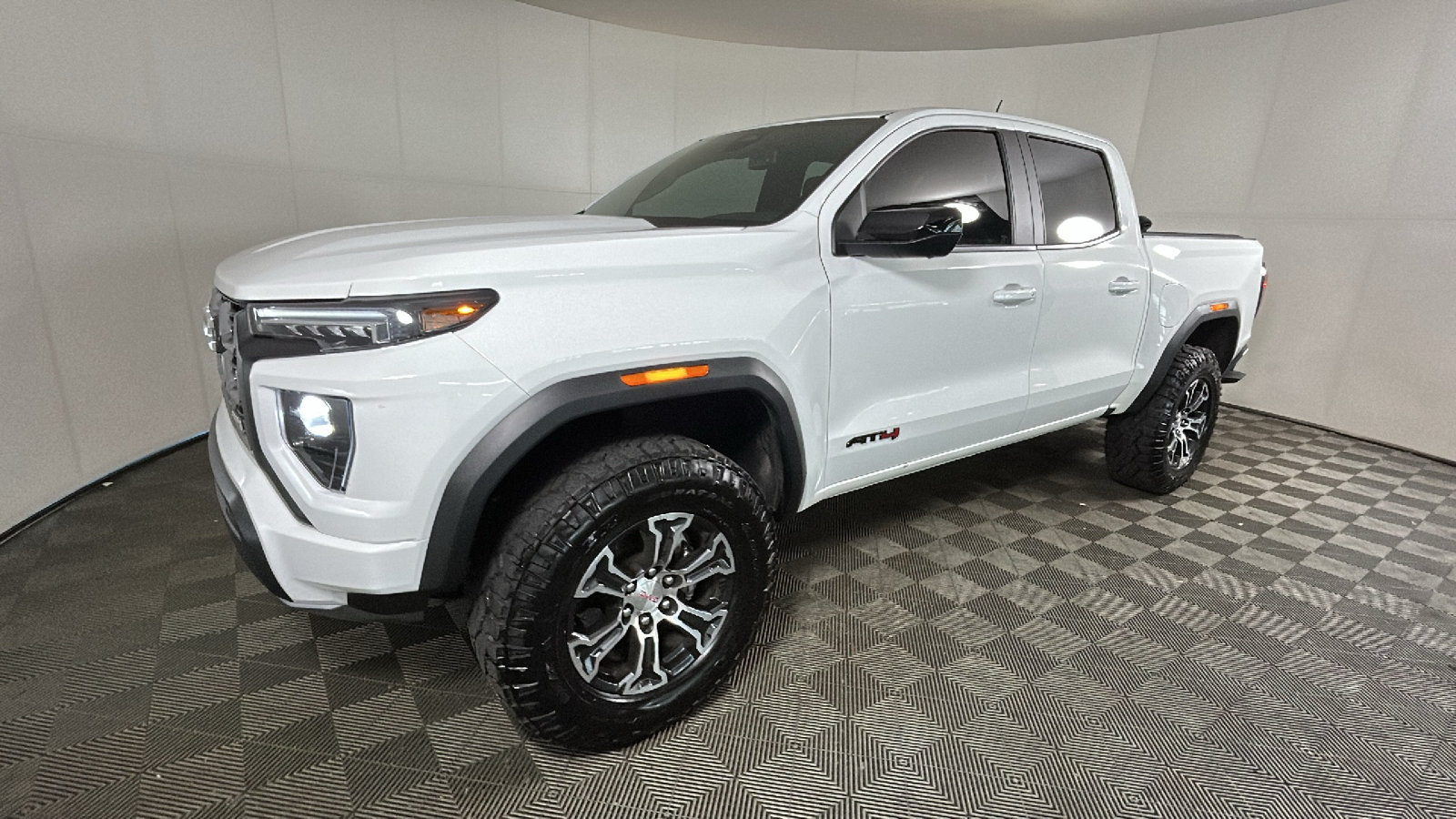 Used 2023 GMC Canyon AT4 w/ AT4 Premium Package AWD/4WD image 8