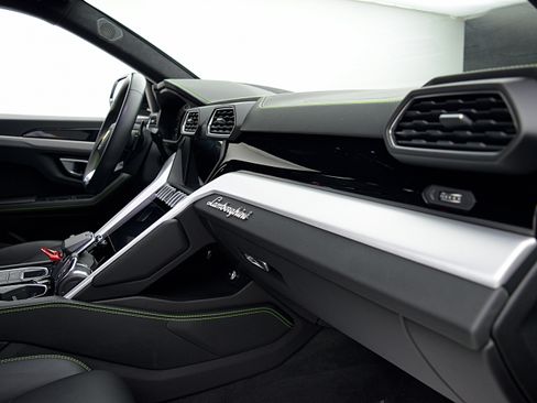 Used 2019 Lamborghini Urus AWD/4WD image 29
