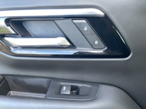 Used 2025 Chevrolet Suburban Z71 image 42