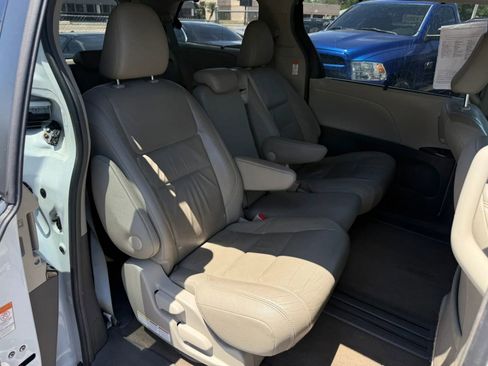Used 2017 Toyota Sienna XLE image 14