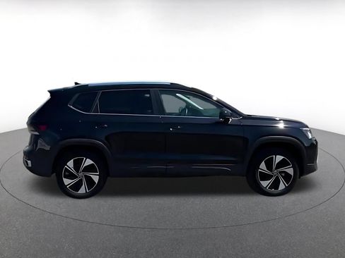 Used 2025 Volkswagen Taos SE AWD/4WD image 4