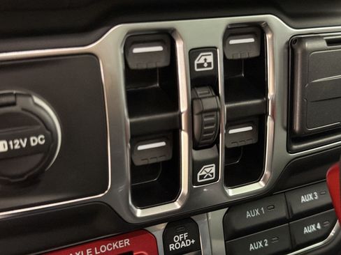 Used 2025 Jeep Gladiator Mojave AWD/4WD image 16