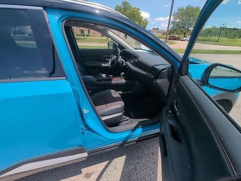 Used 2025 Nissan Kicks SR AWD/4WD image 3