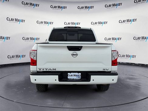 Used 2021 Nissan Titan SV image 4