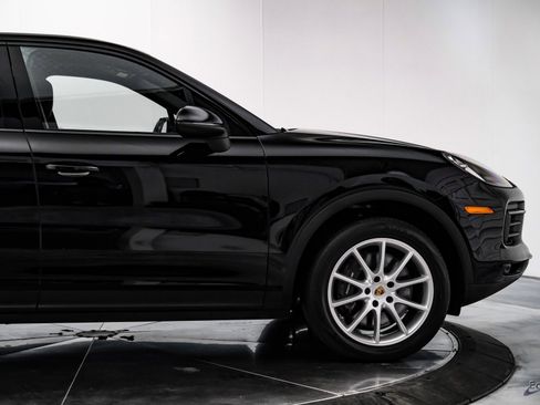 Used 2022 Porsche Cayenne w/ Premium Package image 16