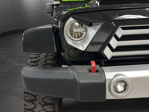 Used 2018 Jeep Wrangler Unlimited Sahara w/ Connectivity Group AWD/4WD image 32