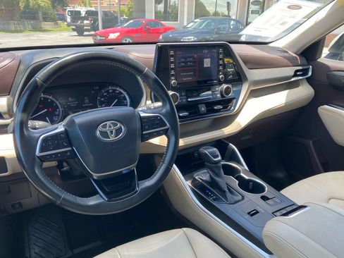 Used 2020 Toyota Highlander XLE FWD image 20