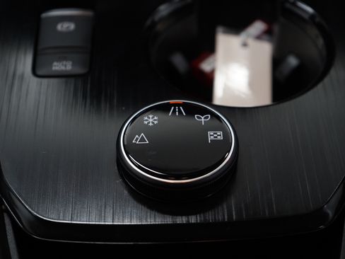 Used 2024 Nissan Rogue SV w/ SV Premium Package image 21