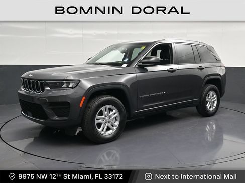 Used 2023 Jeep Grand Cherokee Laredo RWD image 1