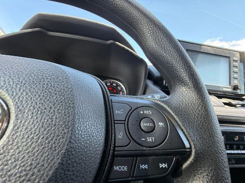 Used 2021 Toyota RAV4 LE AWD/4WD image 24