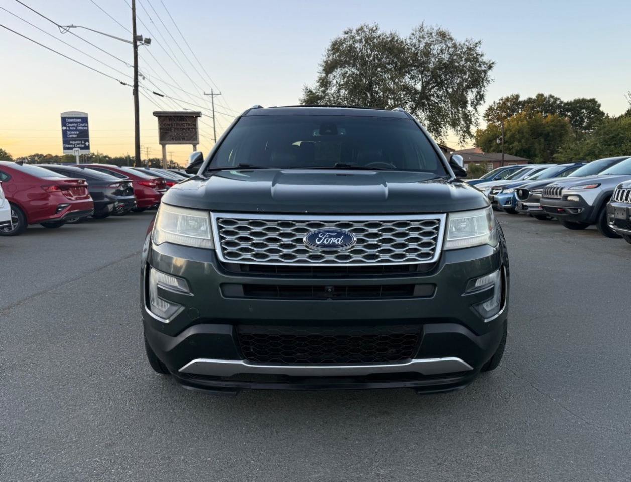 Used 2016 Ford Explorer Platinum AWD/4WD image 2