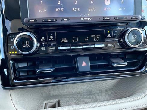 Used 2020 Toyota Highlander Limited image 24