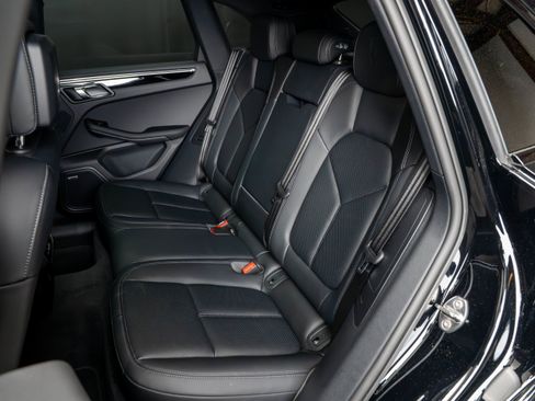 Certified 2025 Porsche Macan Turbo AWD/4WD image 40