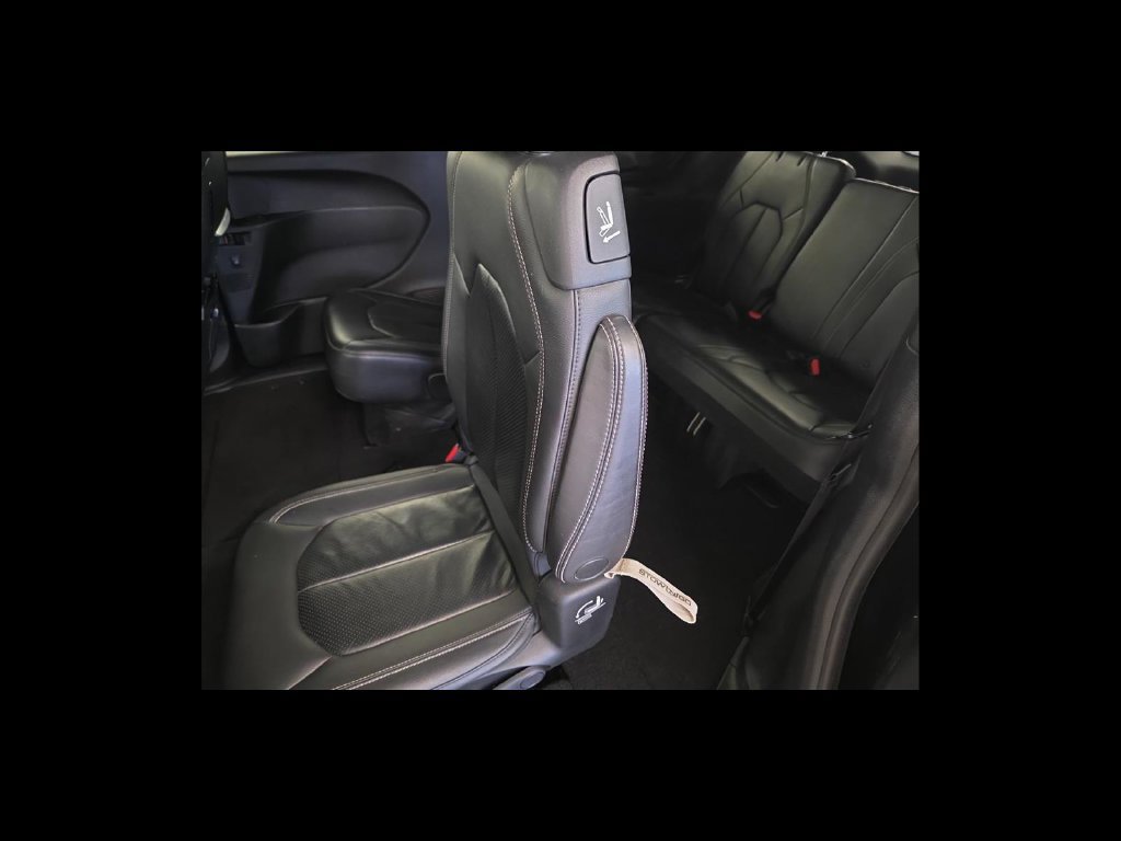 Used 2018 Chrysler Pacifica Touring-L Plus FWD image 17