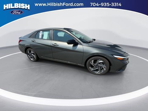 Used 2025 Hyundai Elantra Sport FWD image 9