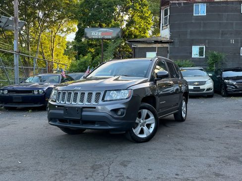 Used 2016 Jeep Compass Latitude FWD image 2