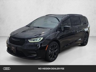 Used 2022 Chrysler Pacifica Touring-L w/ Uconnect Theater Family Group
