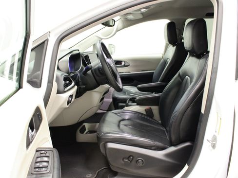 Used 2022 Chrysler Pacifica Touring-L FWD image 17