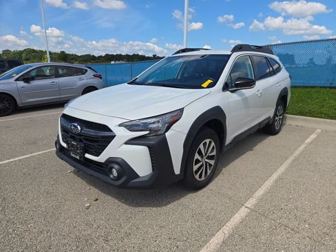 Used 2024 Subaru Outback Premium AWD/4WD image 3