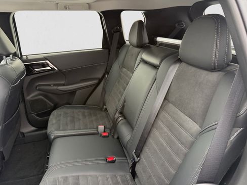 Used 2024 Mitsubishi Outlander SE image 18