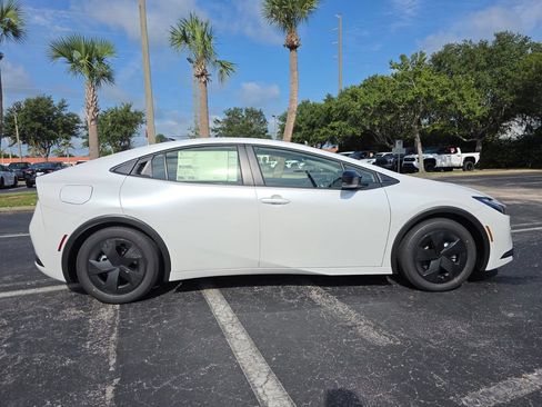 New 2026 Toyota Prius Plug-In Hybrid FWD image 12