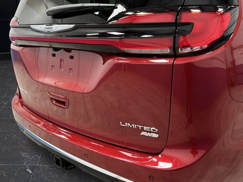 New 2026 Chrysler Pacifica Limited w/ Trailer Tow Group AWD/4WD image 36