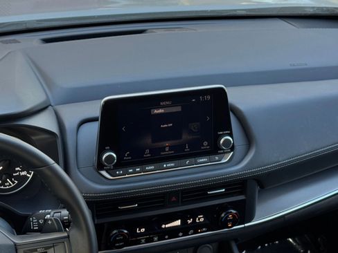 Used 2025 Nissan Rogue SV image 17