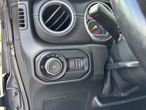 Used 2018 Jeep Wrangler Unlimited Sahara w/ Dual Top Group AWD/4WD image 28