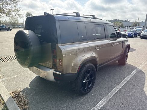 Used 2022 Land Rover Defender 110 S image 4